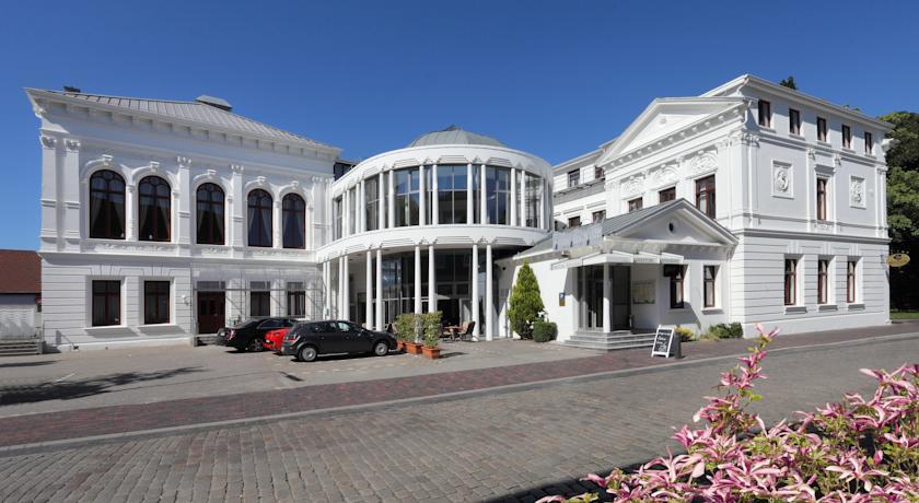 Hotel Am Schloss Ауріх Екстер'єр фото