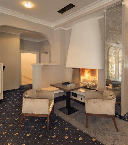 Hotel Am Schloss Ауріх Екстер'єр фото
