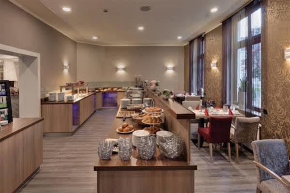 Hotel Am Schloss Ауріх Екстер'єр фото